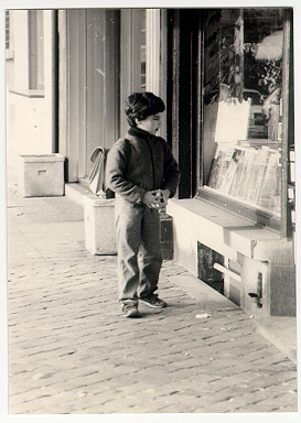 Biró Tamás gyermekként, egy könyvesbolt kirakatát nézegeti
